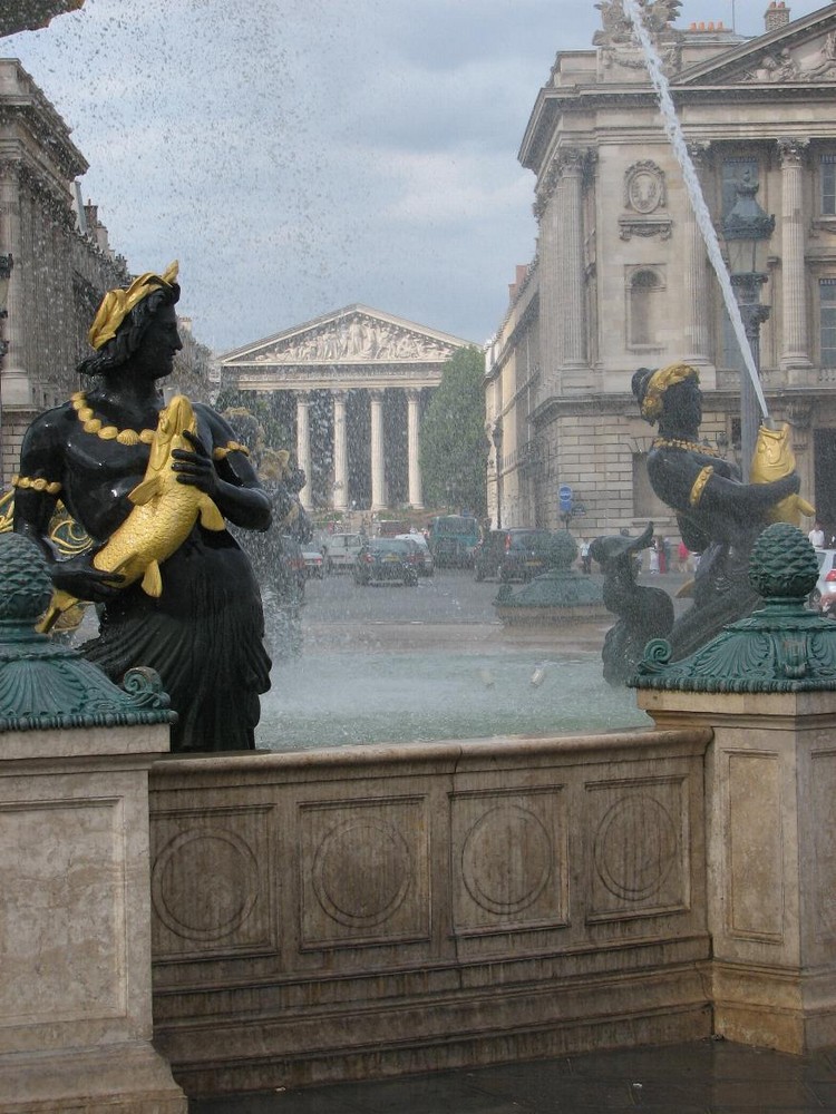 Parigi la Magdalen vista....... da una fontana