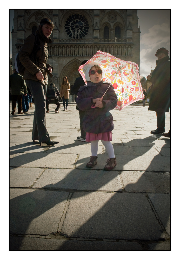 Paris. 08/X . Hoe schattig met een parasolletje.