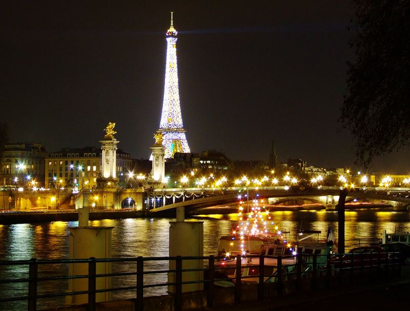 Paris am Abend mit der Pont Alexandre III im Vordergrund