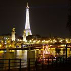 Paris am Abend mit der Pont Alexandre III im Vordergrund