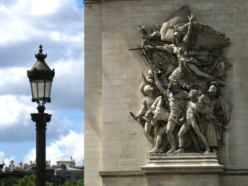 Paris - Arc de Triomphe - "Los, auf ihn mit Gebrüll"