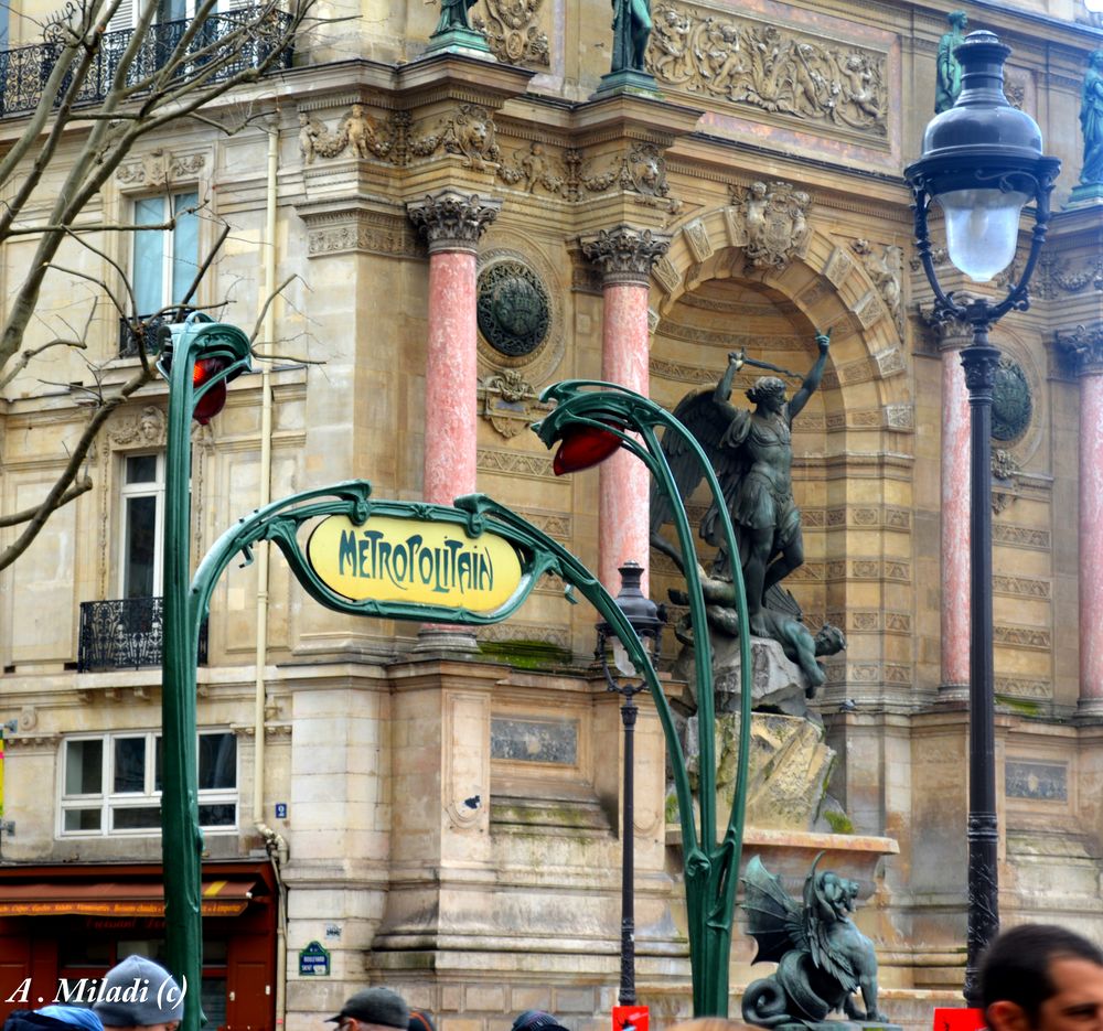 Paris ( Arrêt du métro à la place Saint Michel )