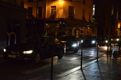 Paris - Autos quälen sich durch die schmalen Einbahnstraßen