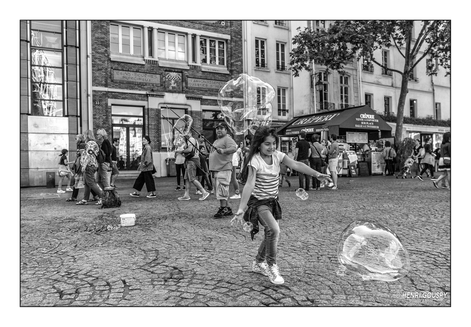 PARIS - Beaubourg - La course aux bulles.