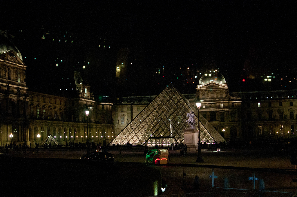 Paris bei Nacht - Eingang zum Louvre