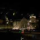 Paris bei Nacht - Eingang zum Louvre
