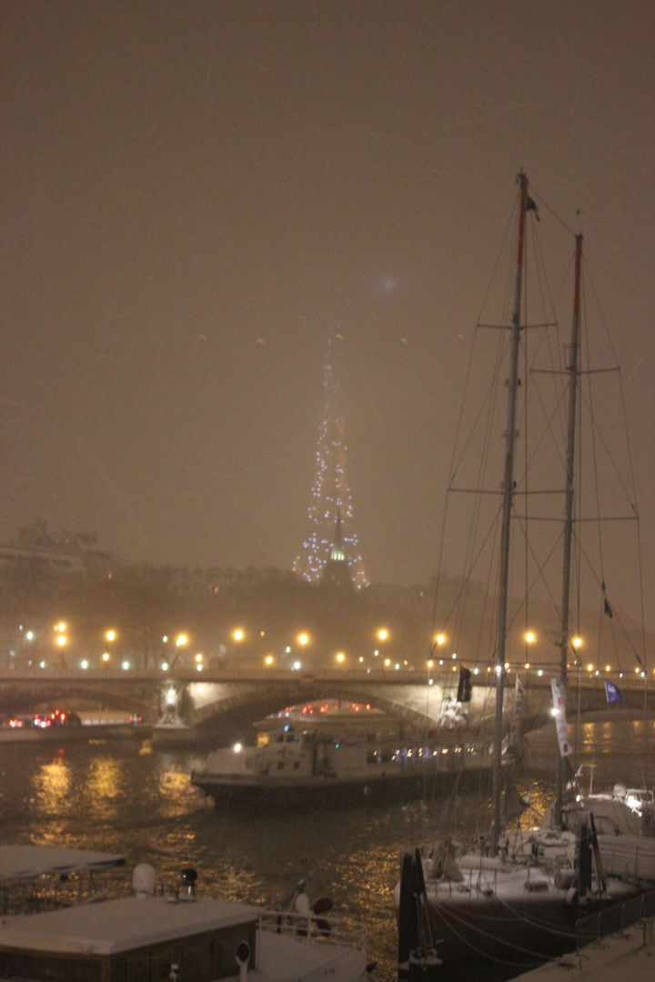 Paris bei Nacht und Schnee