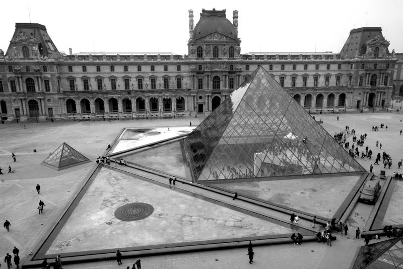 Paris - Besucher am Louvre
