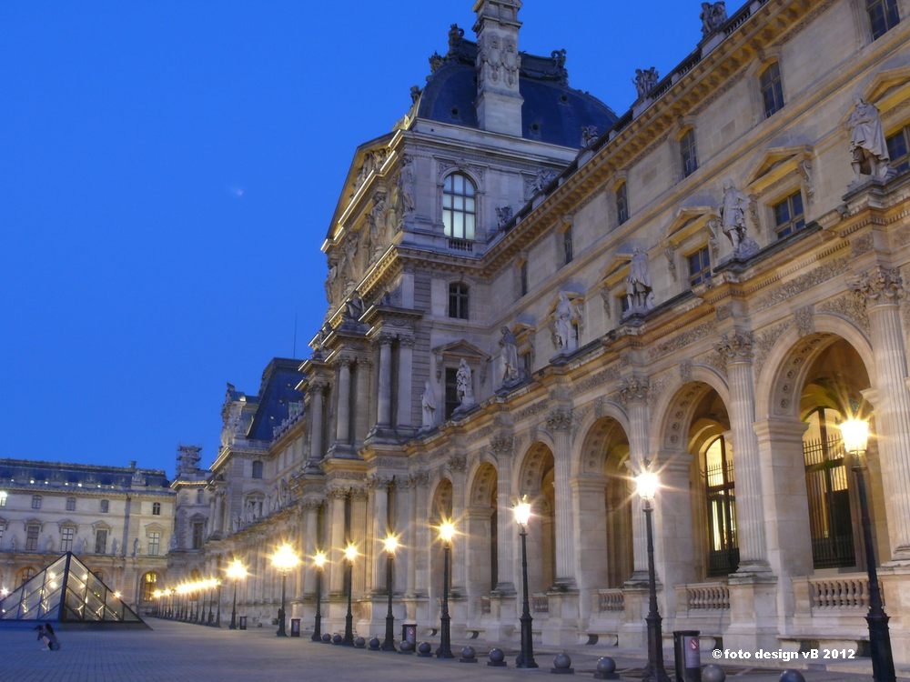 Paris - Blaue Stunde am Louvre