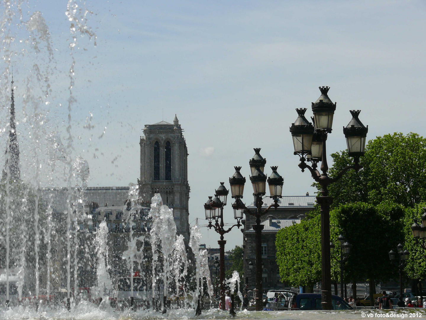 Paris - Blick auf Notre-Dame über den Brunnen vor dem Hôtel de Ville