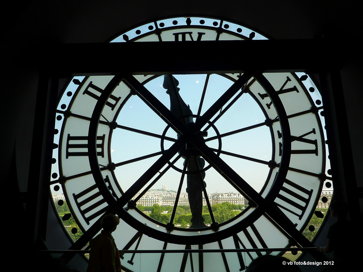 Paris - Blick durch das Uhrenzifferblatt im Giebel des Musée d'Orsay