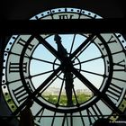 Paris - Blick durch das Uhrenzifferblatt im Giebel des Musée d'Orsay