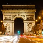 Paris- Blick entlang der Champs-Élysées auf den Arc De Triomphe