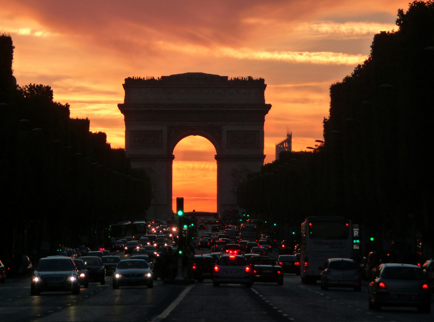 Paris: Blick über die Champs-Elysées auf den Triumphbogen am Abend