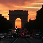 Paris: Blick über die Champs-Elysées auf den Triumphbogen am Abend