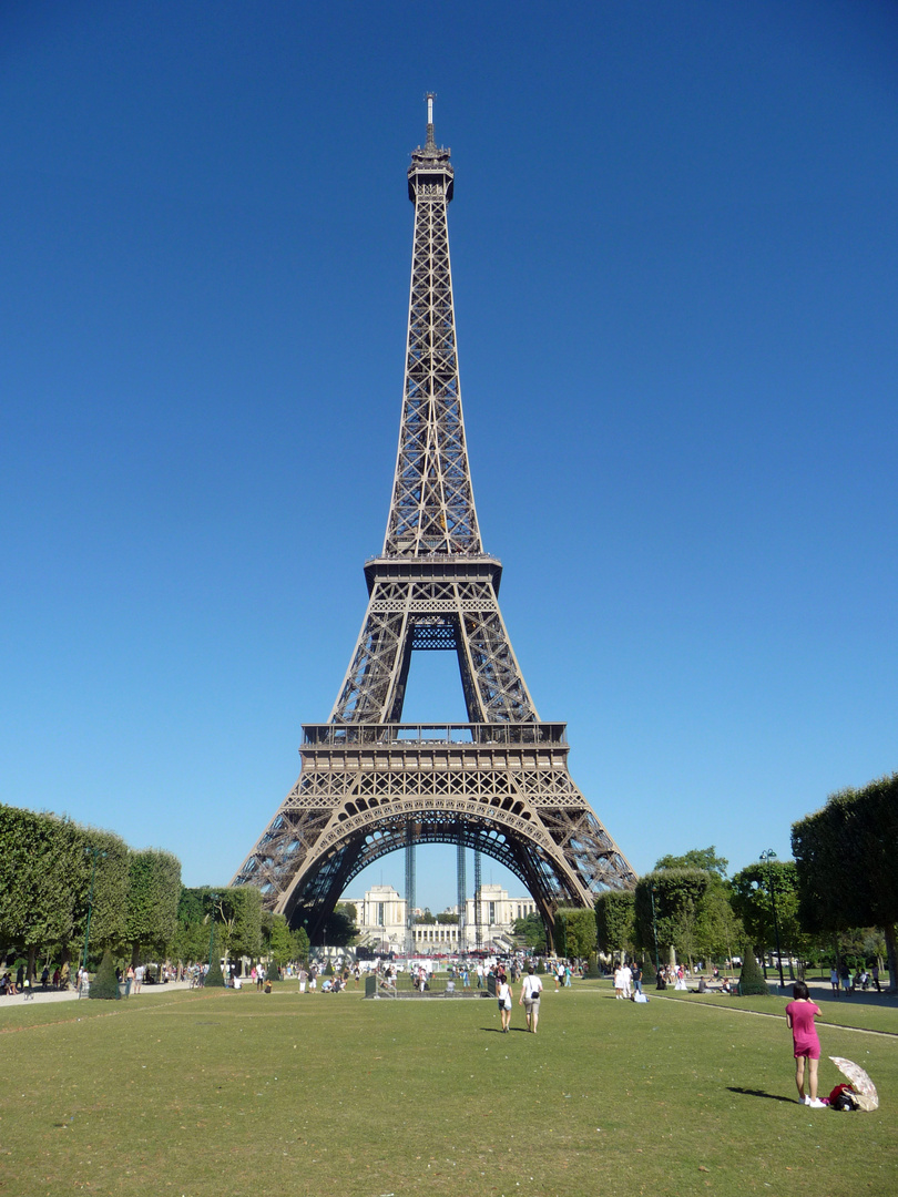 Paris: Blick vom Champ de Mars auf den Eiffelturm