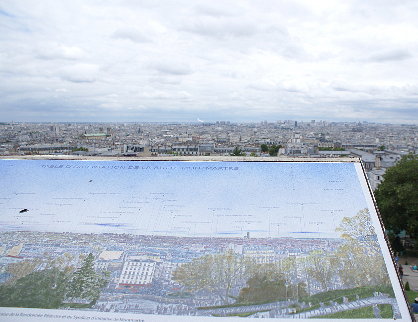 Paris: Blick von Sacre Coeur auf Montmarte [Abbildung und Realität].