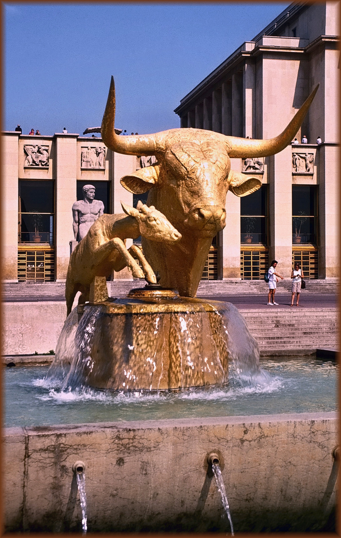 Paris, Bronzeplastik am Trocadero