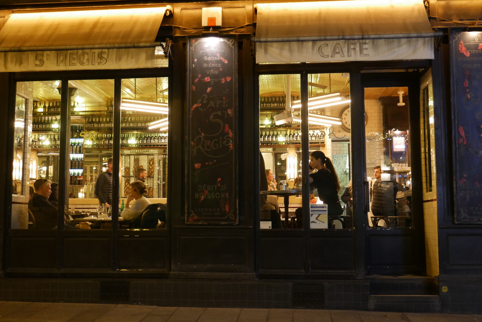 Paris Cafe bei Nacht