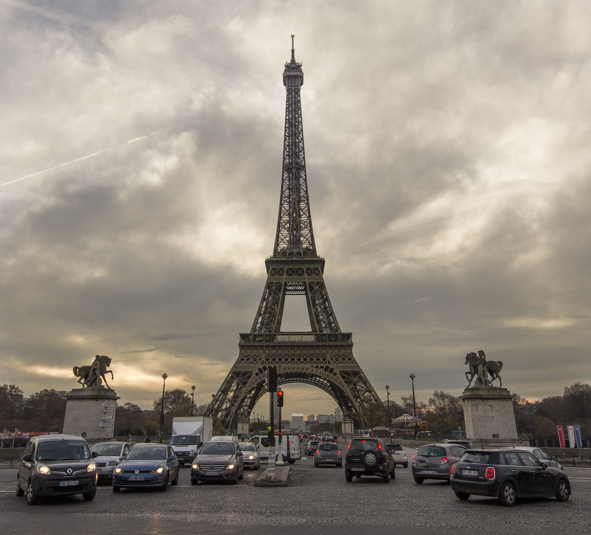 Paris - Chaillot - Place de Varsovie - Tour Eiffel - 01