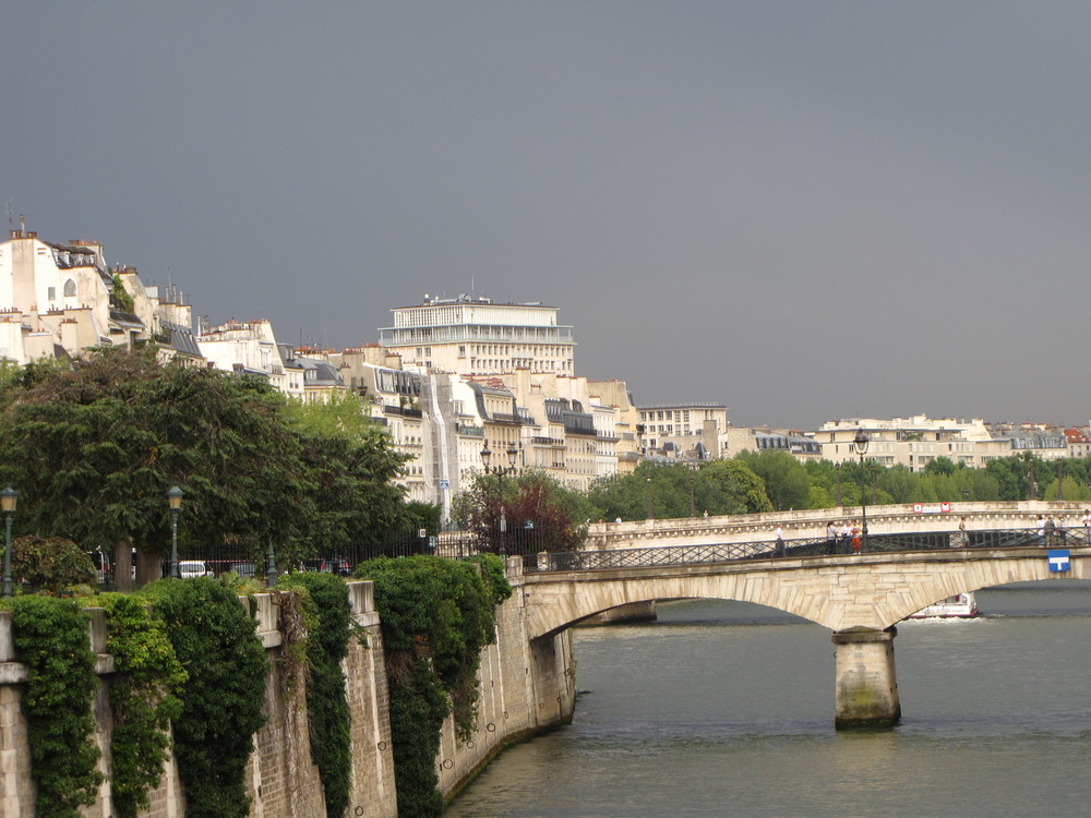 Paris contraste cielo gris