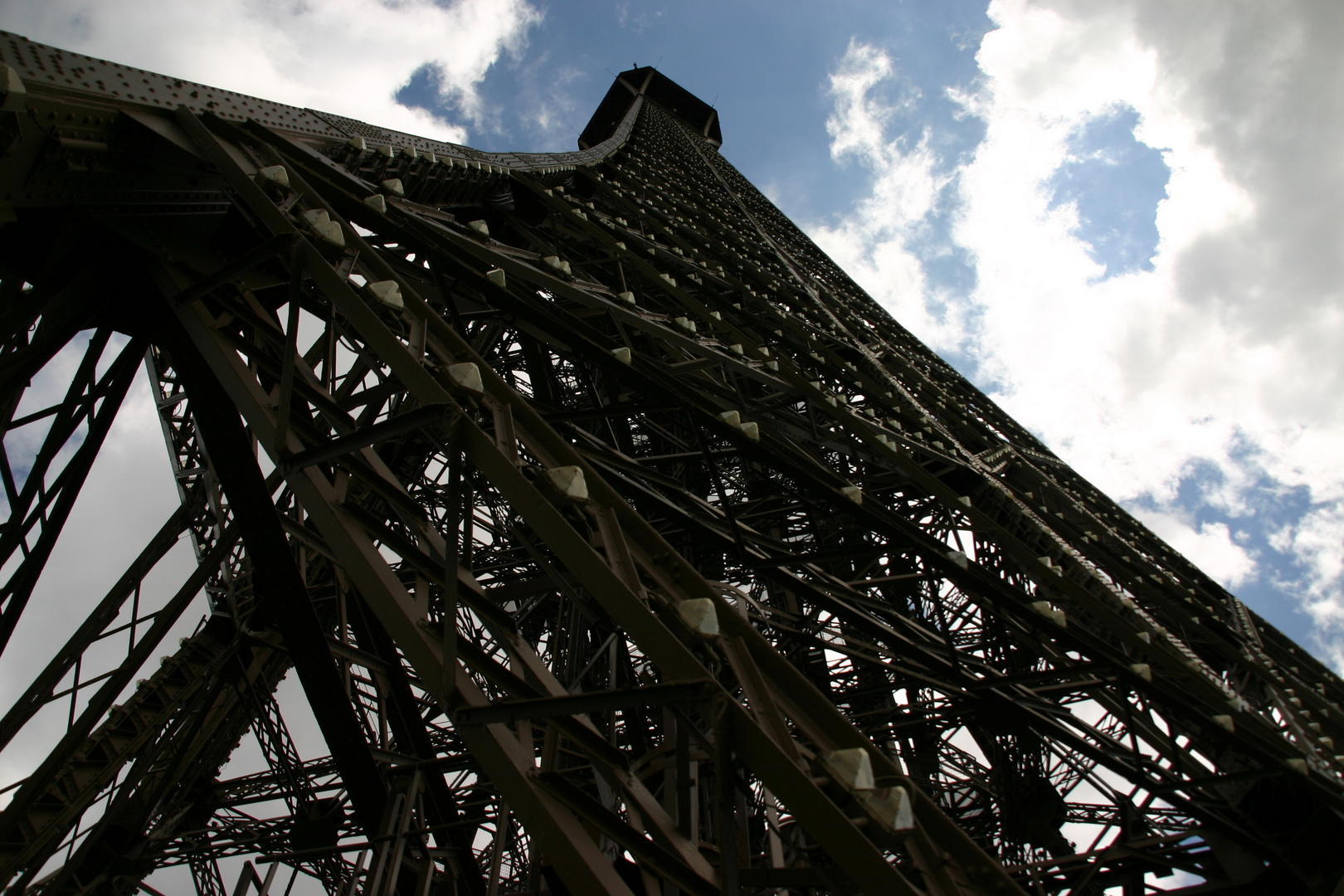 Paris -Der Eiffelturm; Stahl in seiner schönsten Vollendung-