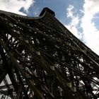 Paris -Der Eiffelturm; Stahl in seiner schönsten Vollendung-