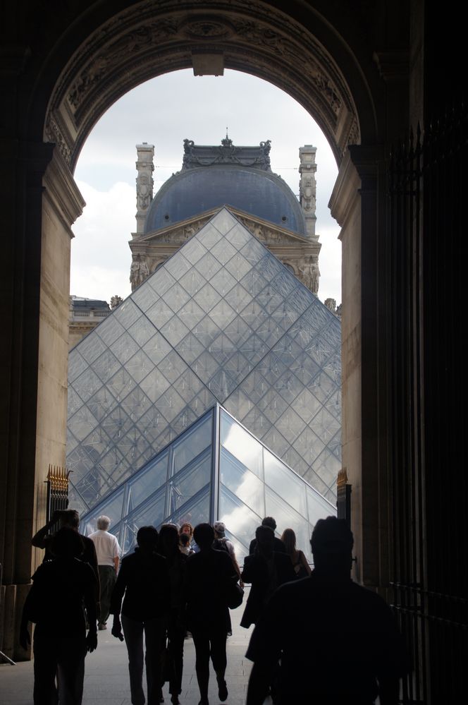 Paris: Die Pyramide des Louvre