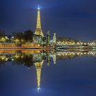 Paris Eiffelturm beleuchtet mit Spiegelung