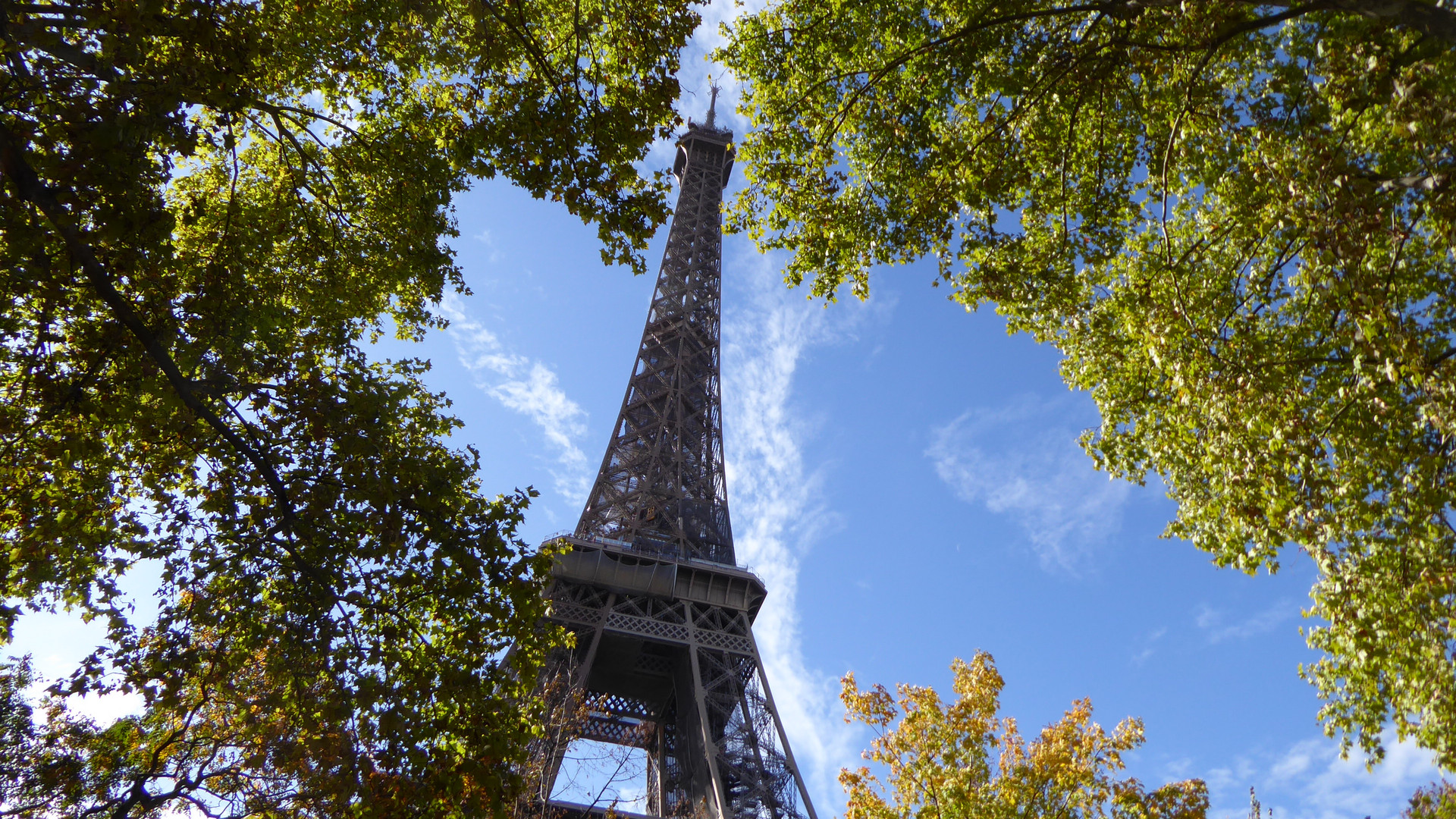 Paris Eiffelturm   im herbstlichem Licht