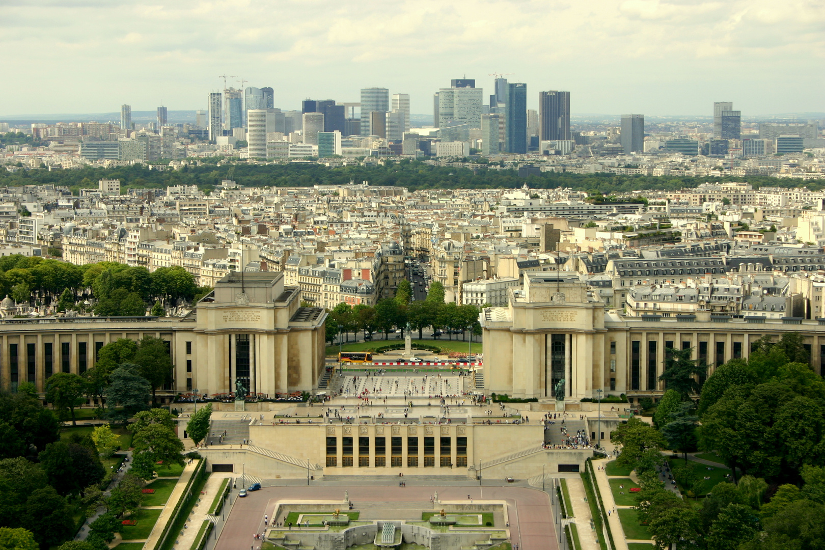 Paris ( F ) -Blick vom Eiffelturm auf La Défense-