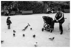 Paris, Grossvater mit Enkelkind im Park