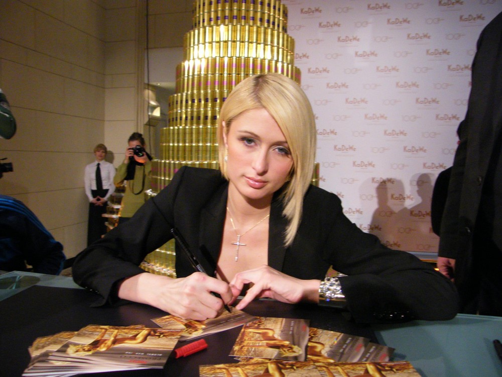 Paris Hilton guckt in meine Finepix S8000 fd.