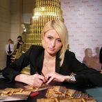 Paris Hilton guckt in meine Finepix S8000 fd.