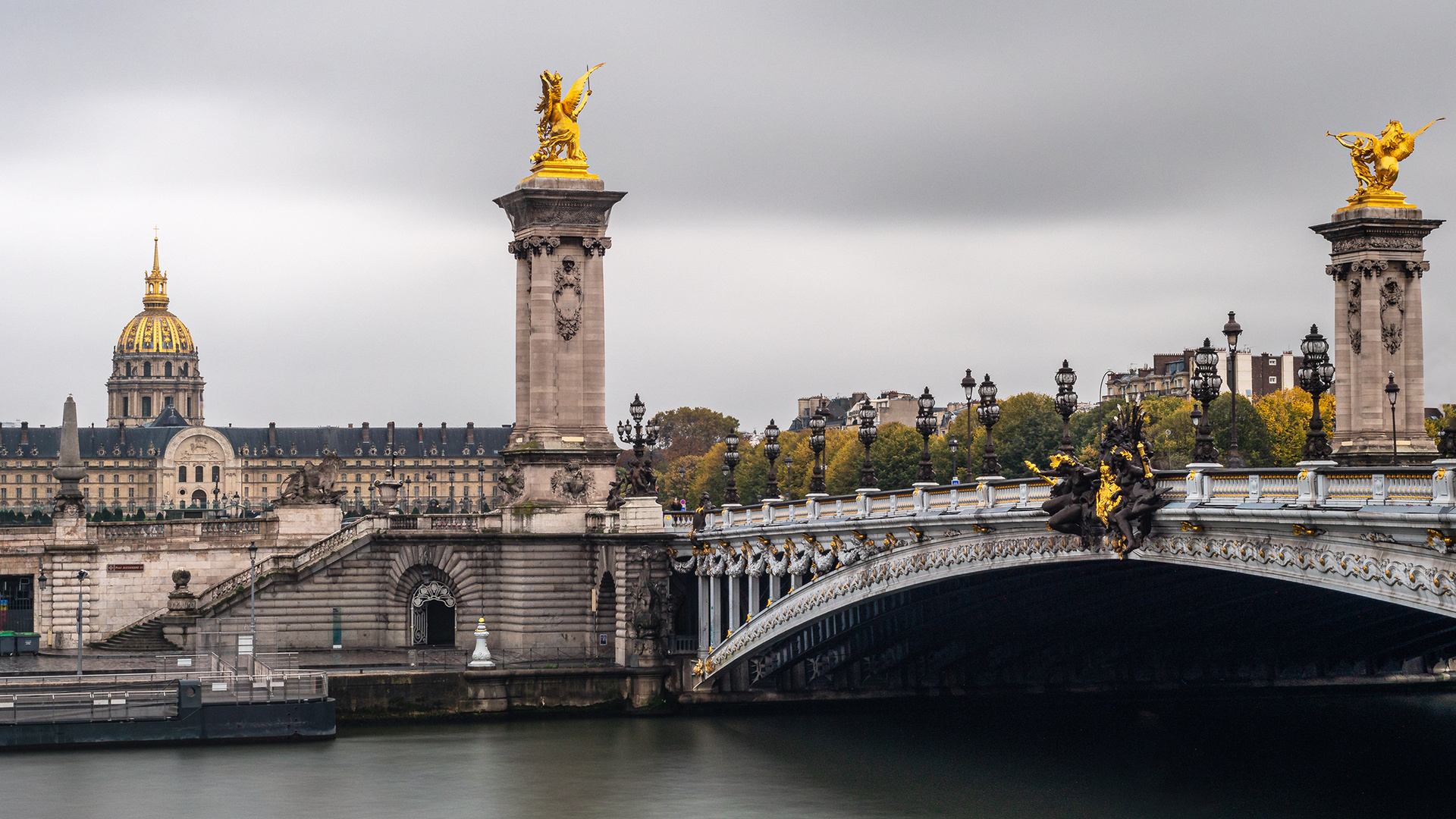 Paris. Hôtel des Invalides et Pont Alexandre III. 