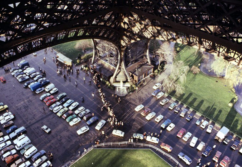 Paris. Im Eiffelturm zu unbeschwerten Zeiten...