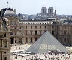 Paris: Innenhof des Musée du Louvre