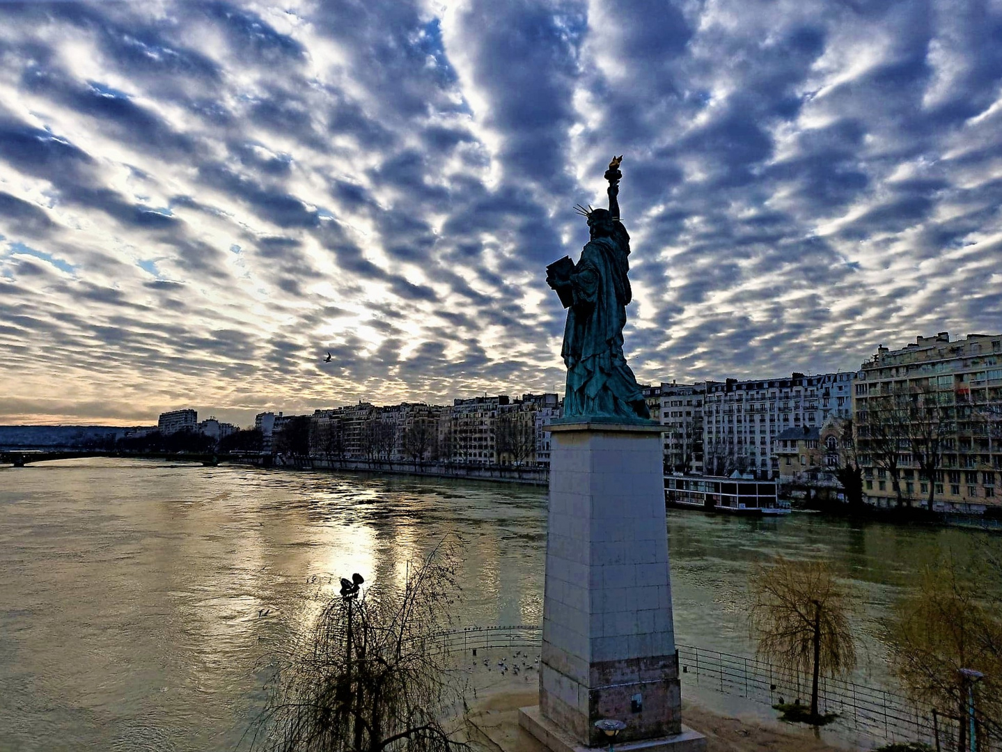  Paris inondé.