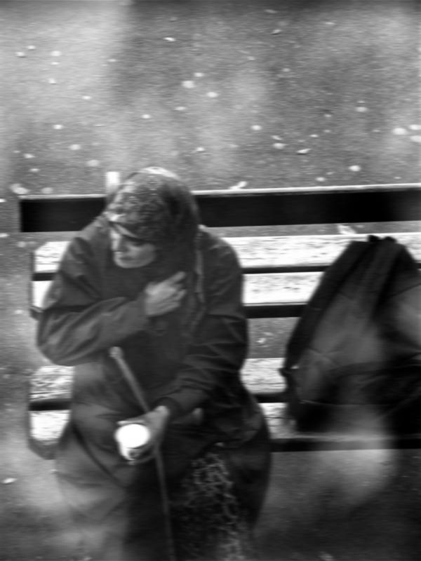 Paris - La femme sur un banc.