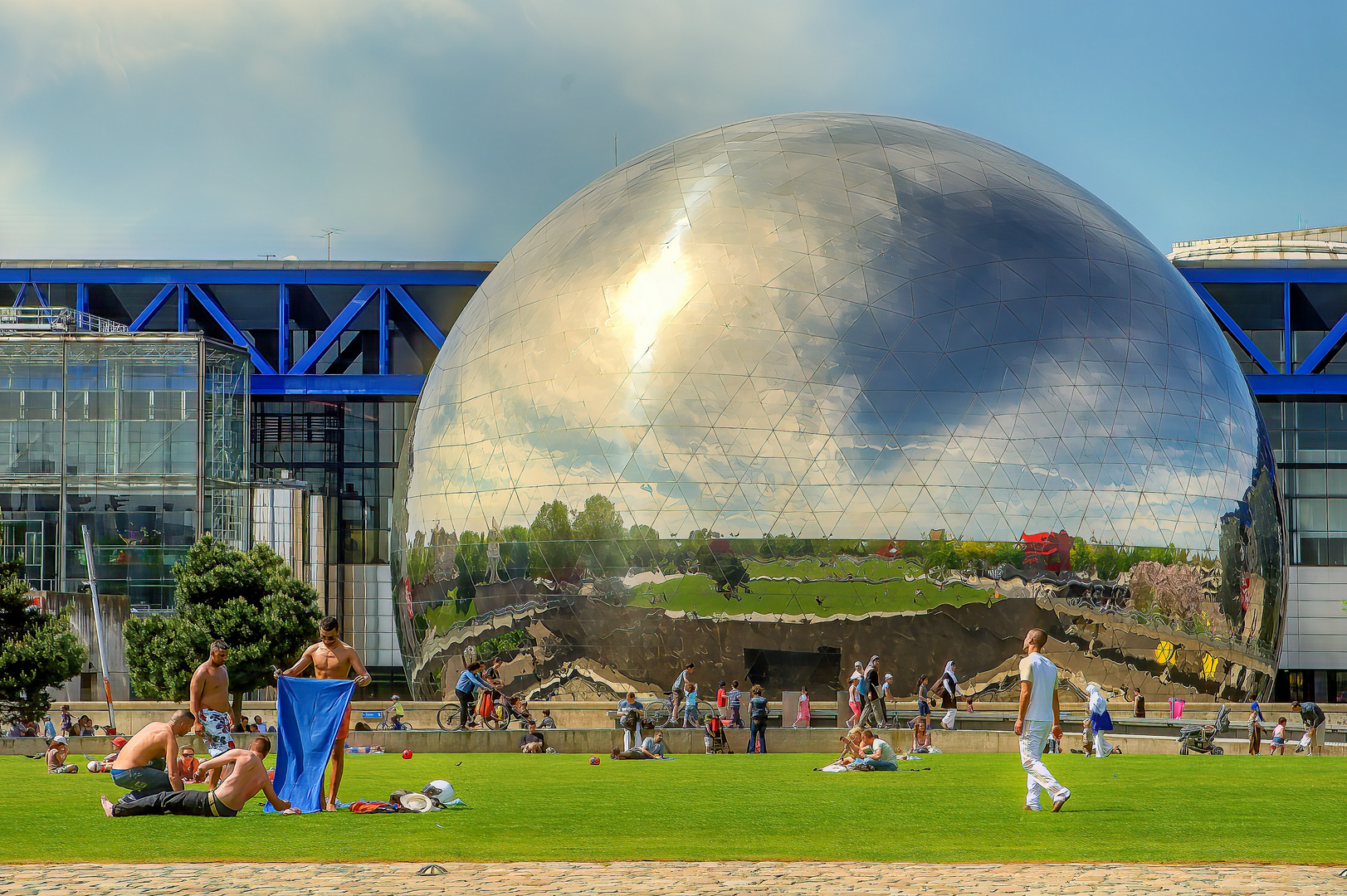 Paris - La Géode - größtes Kino Frankreichs