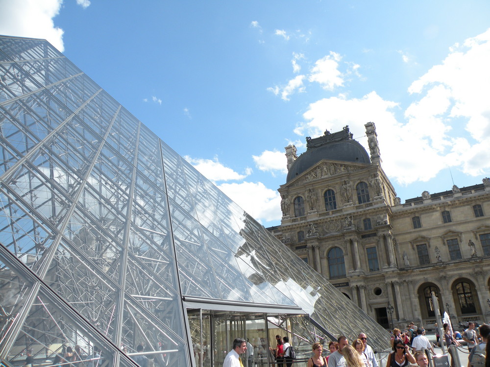 paris le Louvre et pyramide