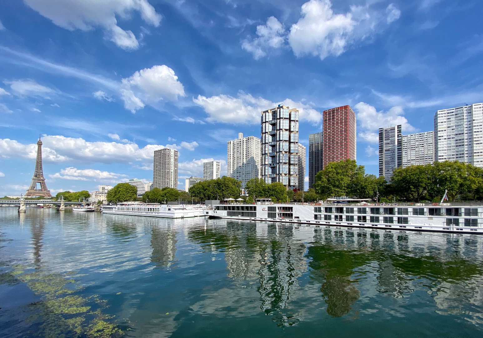 Paris liegt an der Seine..