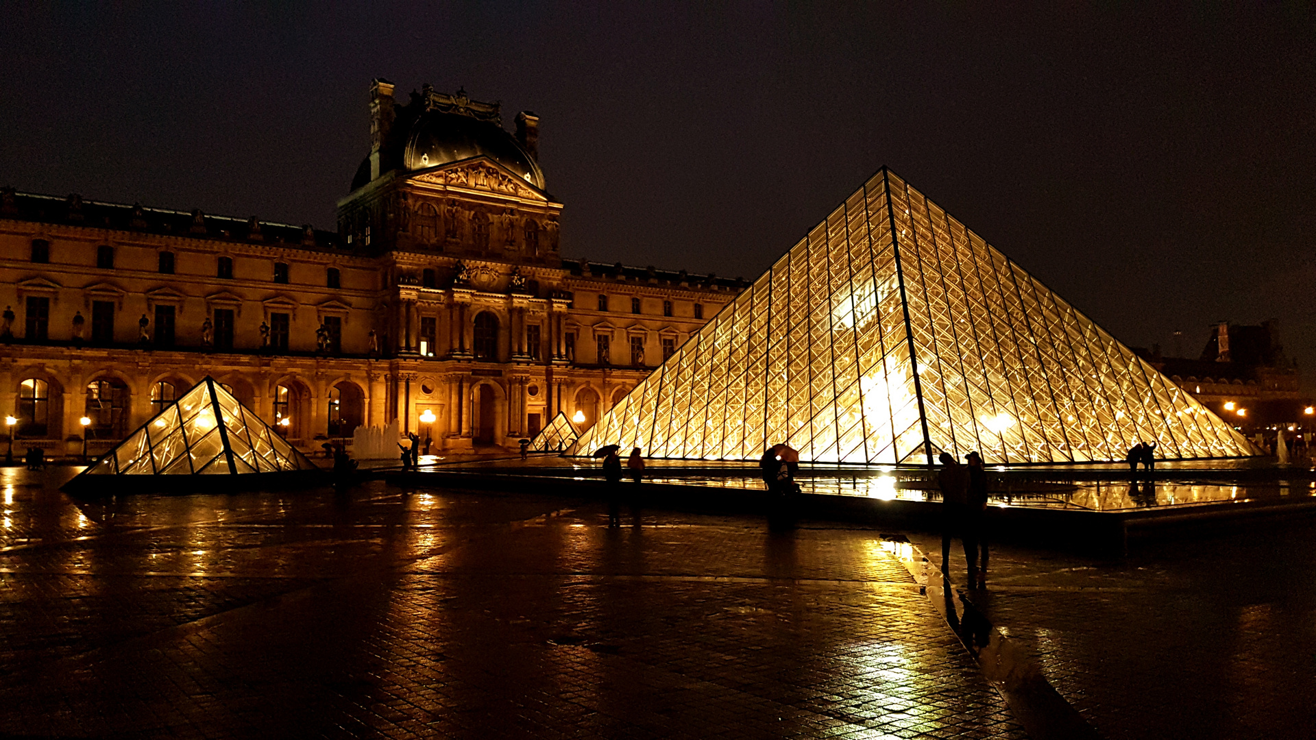 Paris Louvre bei Nacht