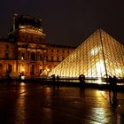 Paris Louvre bei Nacht