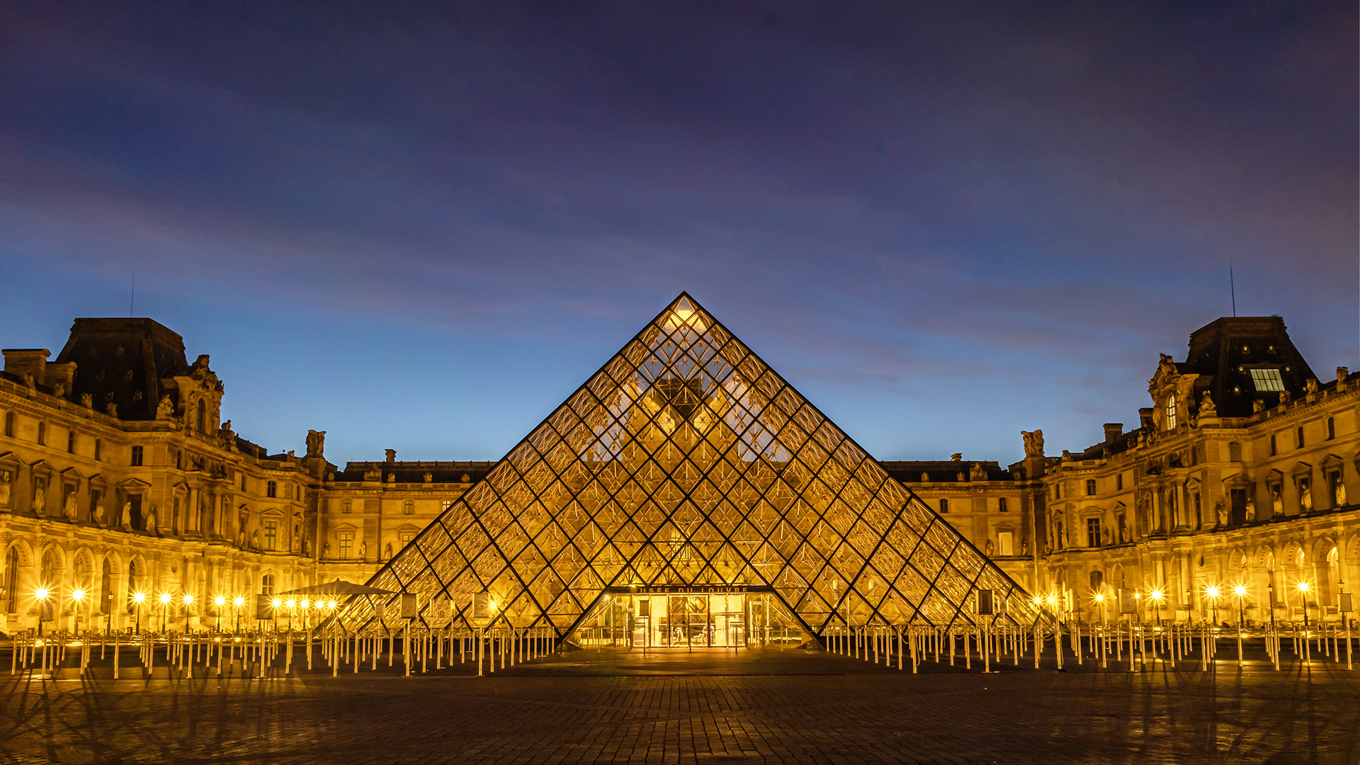 Paris . Louvre. Blaue Stunde.