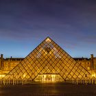 Paris . Louvre. Blaue Stunde.