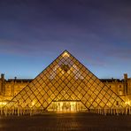 Paris . Louvre. Blaue Stunde.