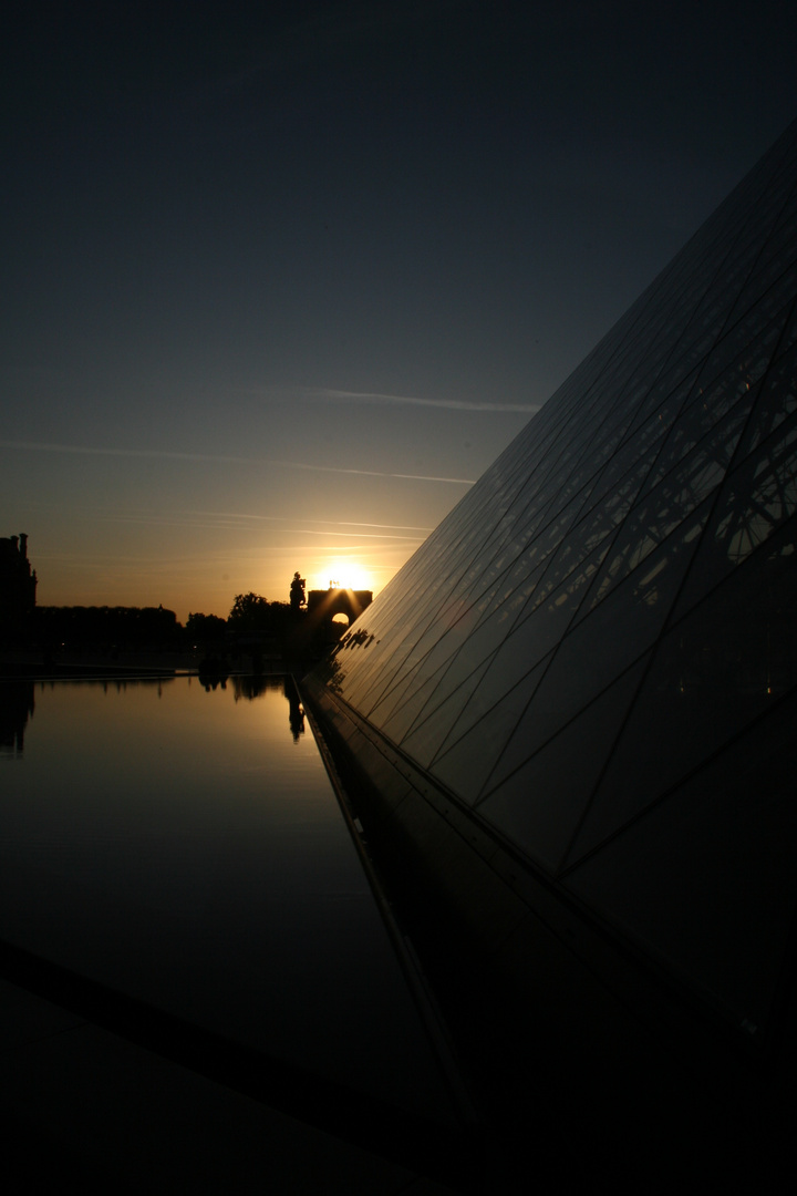 Paris Louvre in der Abenddämmerung