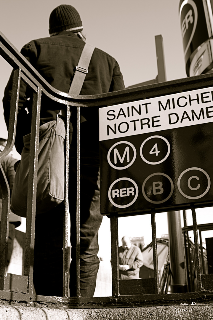 paris metro station