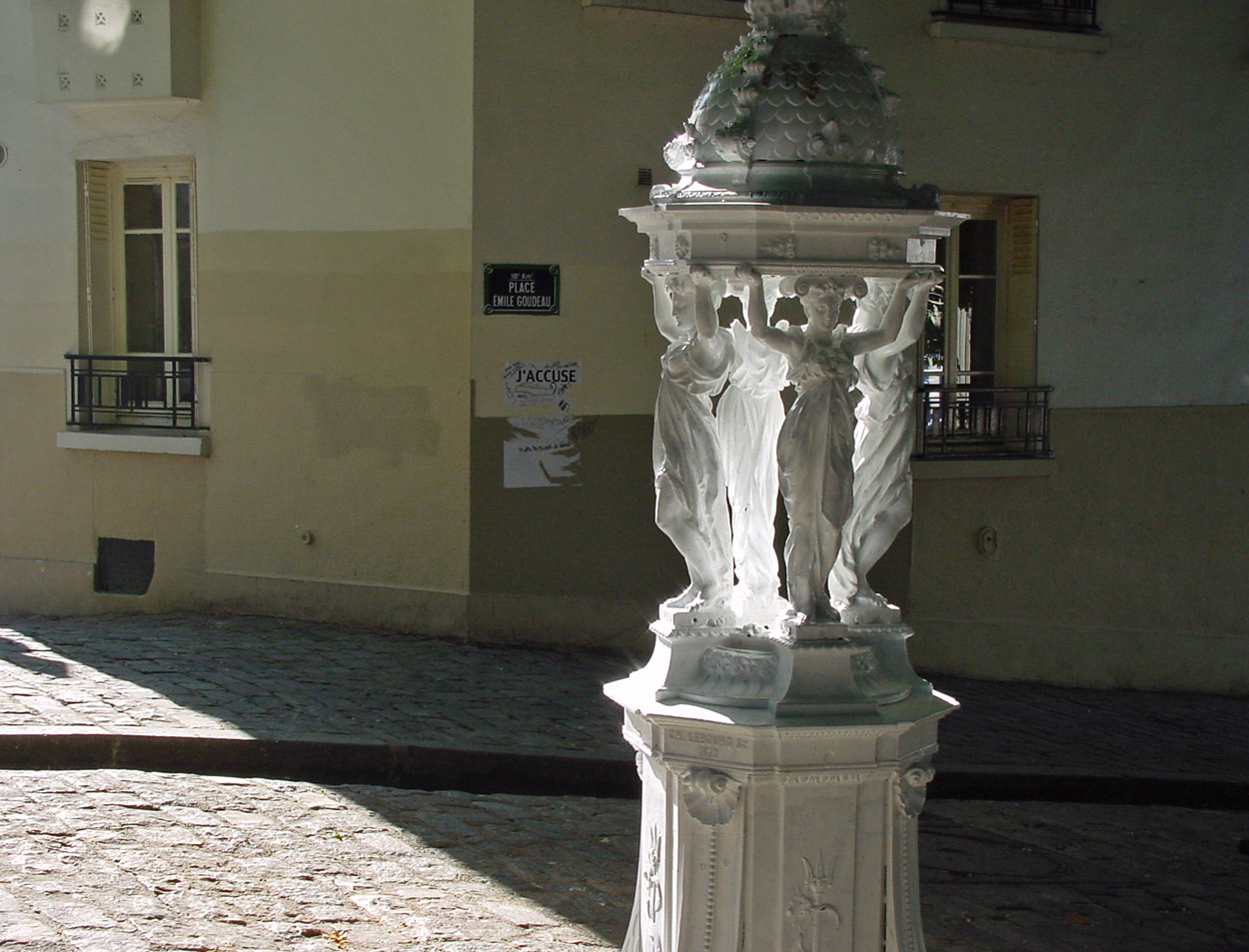 PARIS Montmartre 2005 "Fontaine Wallace" 1880